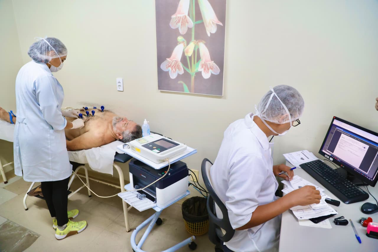 grupo de pessoas posa para a foto